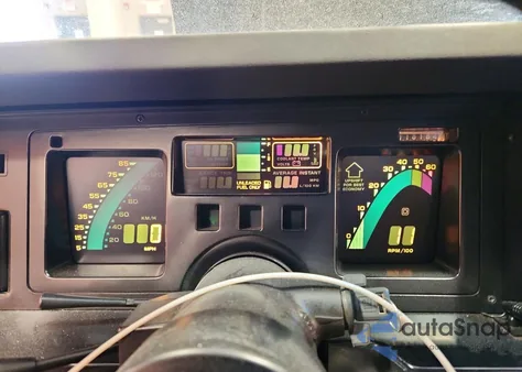 1988 Chevrolet Corvette z USA, uszkodzony, nr VIN 1G1YY218XJ5105542